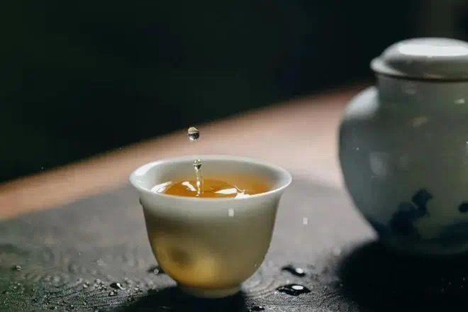 爆米花旧事·默斋主人原创自由诗槐花钻过纱窗破洞递来一截香墙根日光褪旧斑驳处，摊开