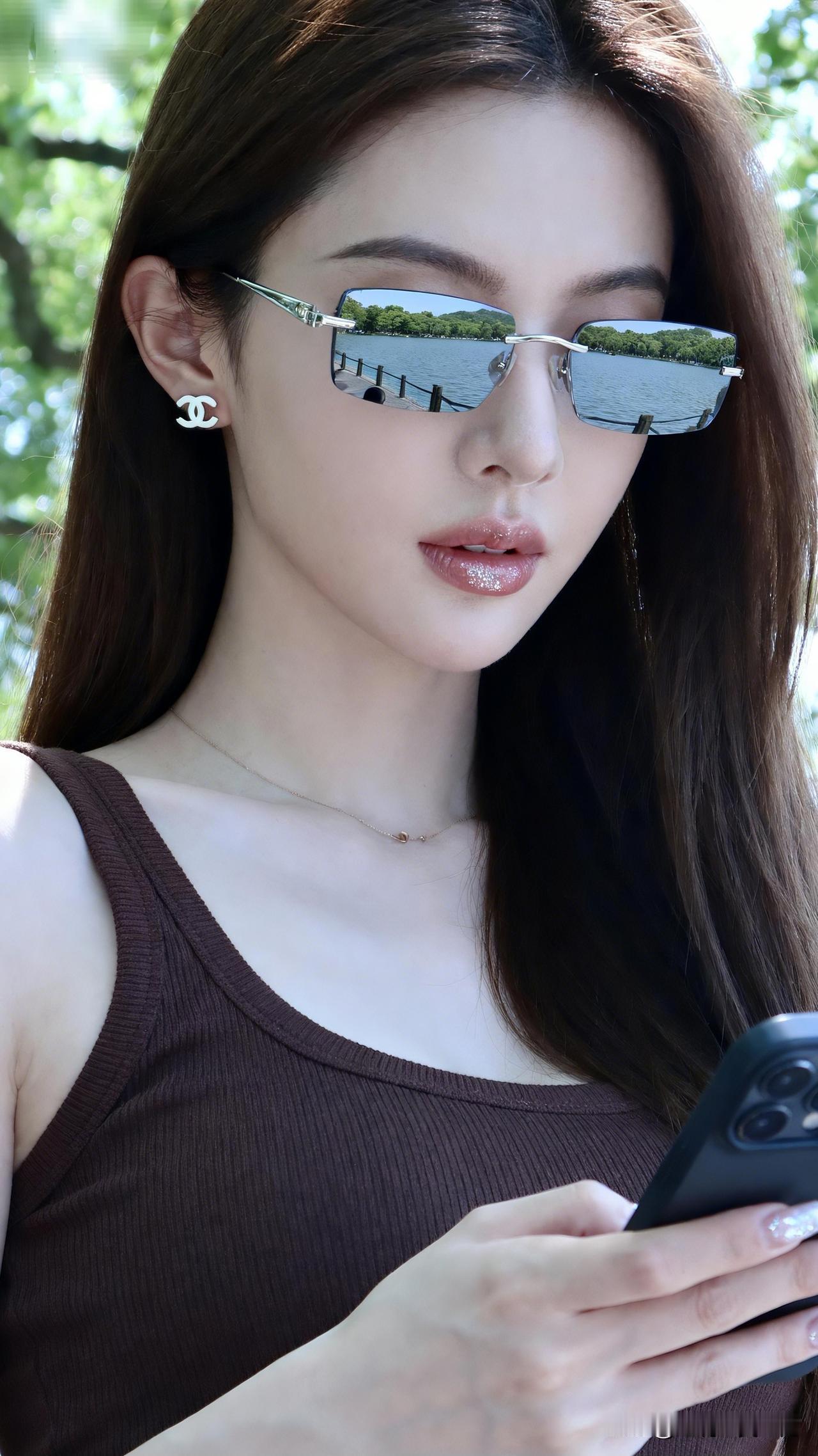 镜中人影，湖畔情深。分享你所见的绝世佳人！ 夏日清凉穿搭指南，墨镜+吊带衫，轻松