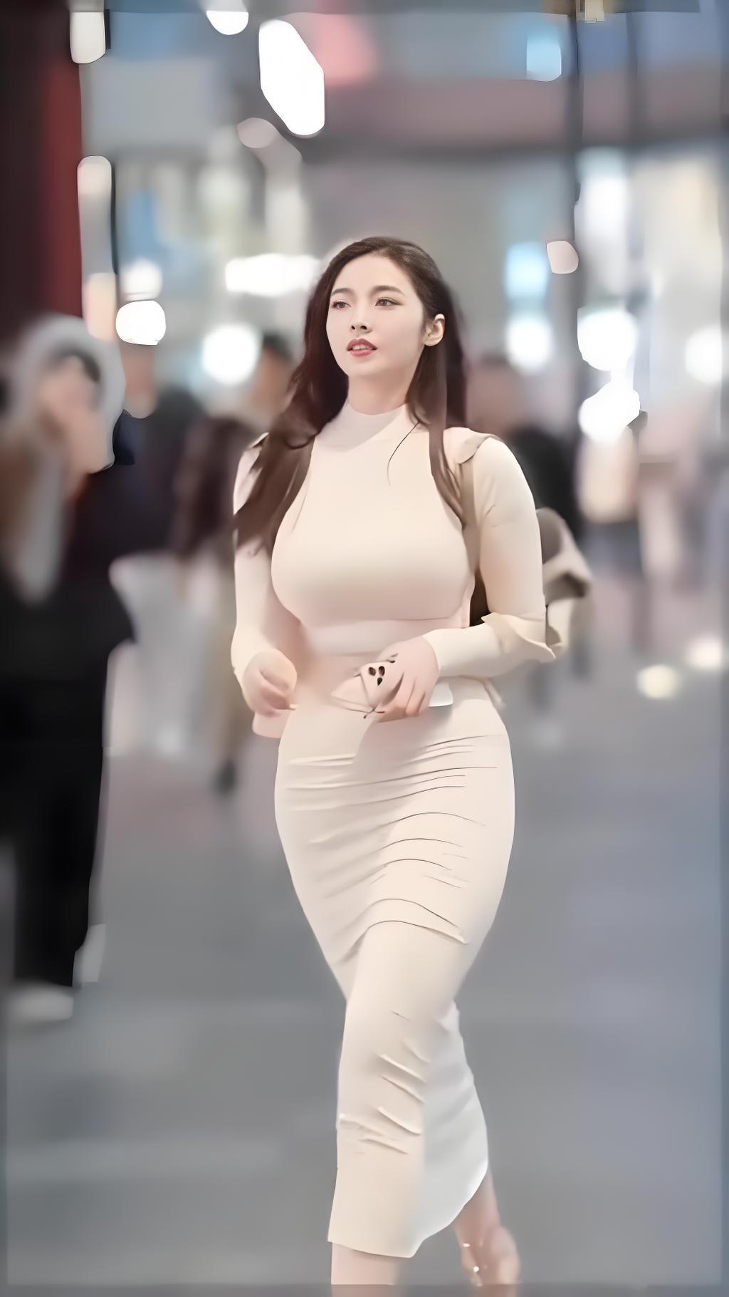 成熟男人的顶级清醒：
不贪外面的暧昧，
只守家里的安稳

送给所有成家的男性一句