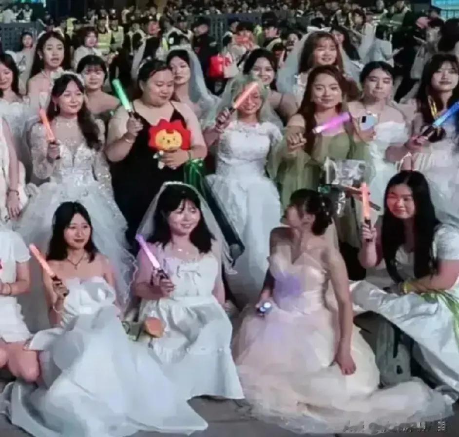 西安演唱会的粉丝。第一，女的。第二，颜值感觉不高，要求高，在现实中估计无法找到相