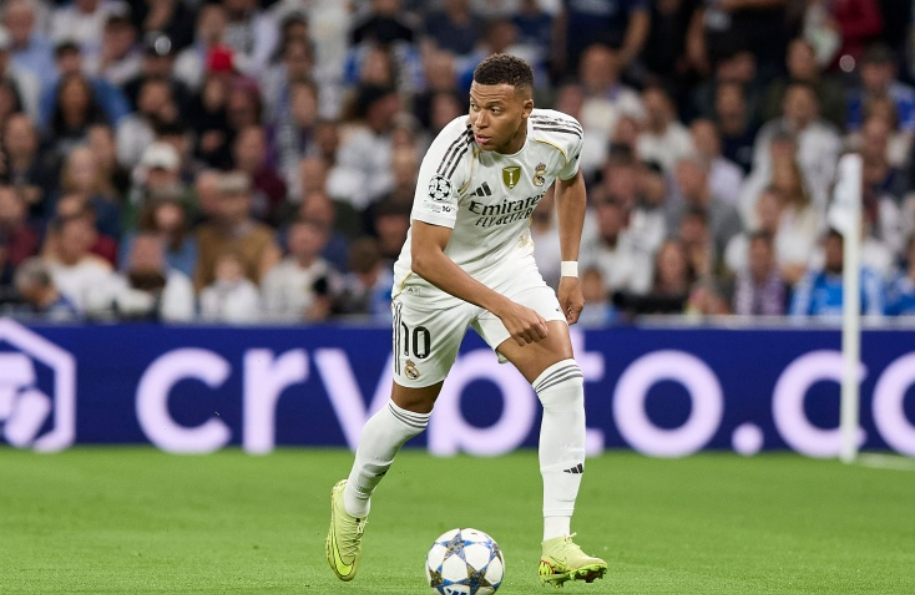 在本轮西甲联赛的一场比赛中，皇马客场对阵阿拉维斯，上半场姆巴佩为皇马先拔头筹。这