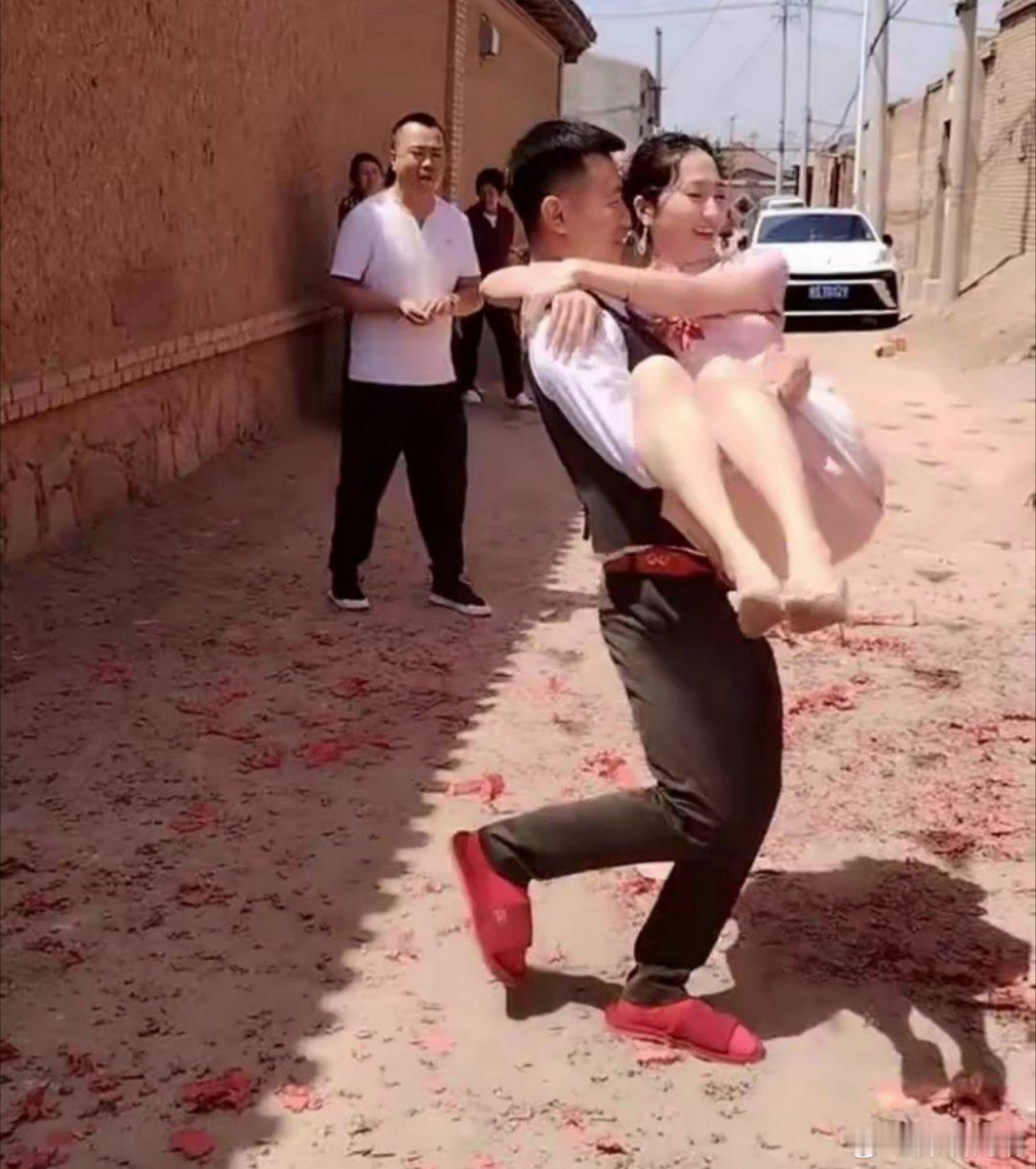 甘肃农村，网友的婚礼。新娘是二婚，比男方大十几岁。看气氛感觉他们是真爱，祝福他们