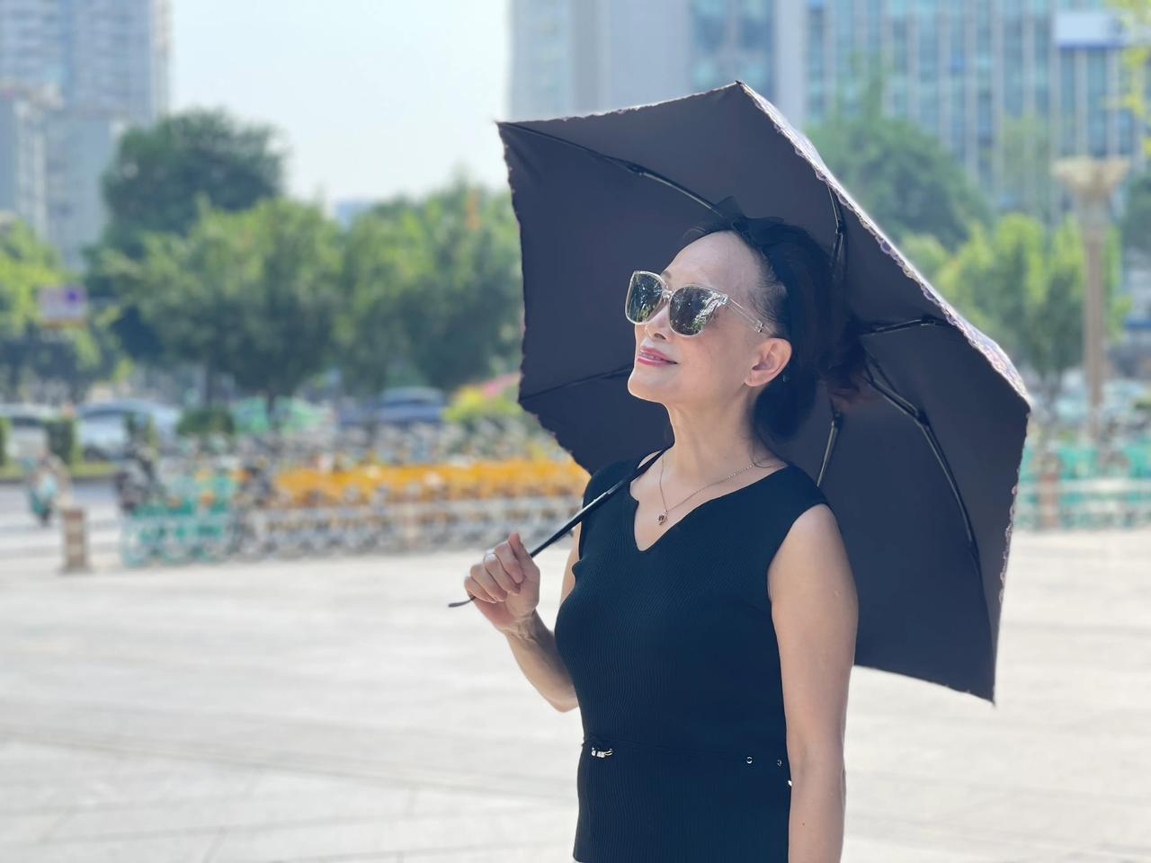 在成都不惧高温预警该干嘛干嘛，看望高龄老人，送去她爱吃我会做的蛋糕；去医院办理驾