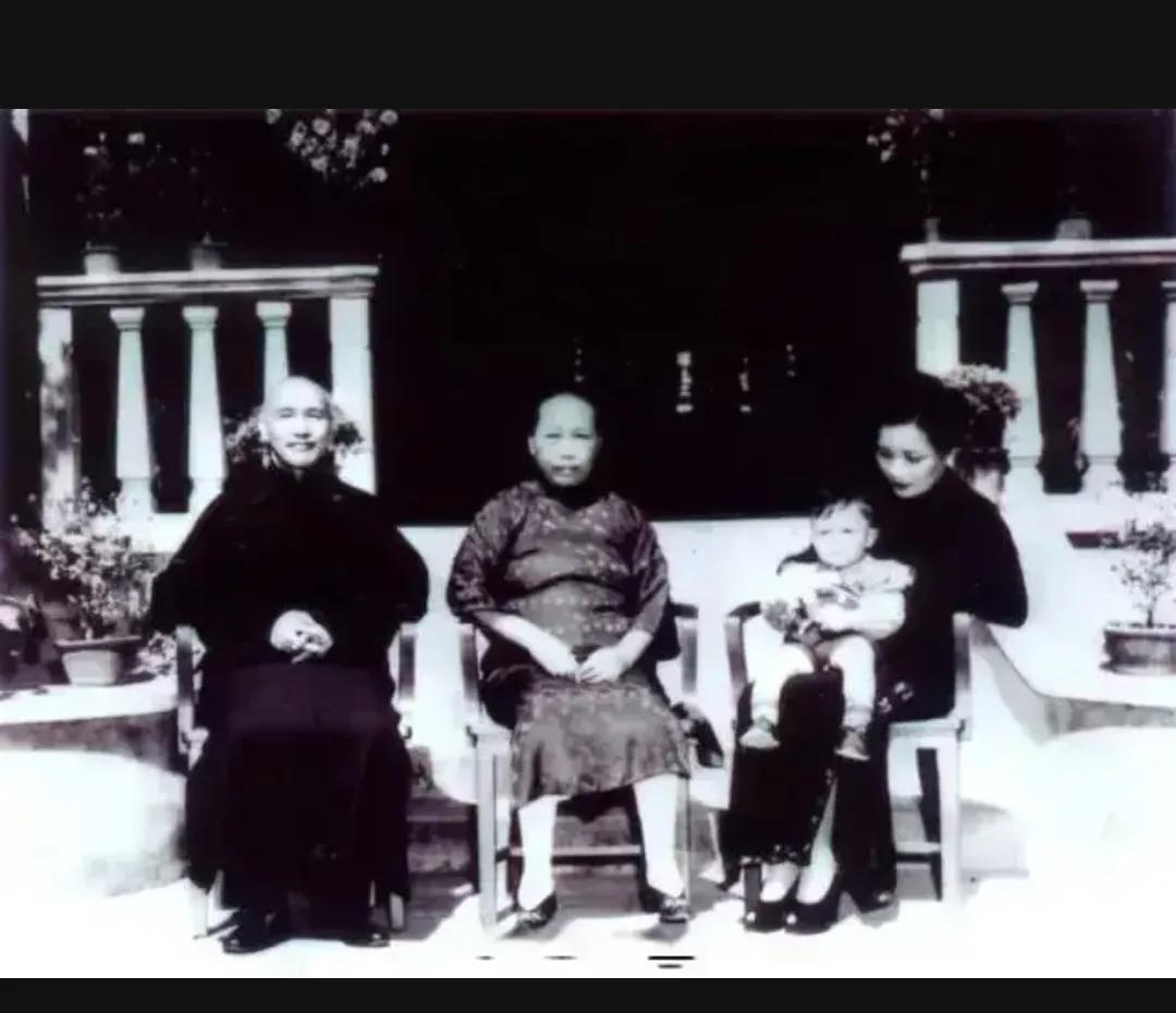 1937年，蒋中正、宋美龄夫妇，看望毛福梅时，一张罕见的留影，照片中的毛福梅坐在