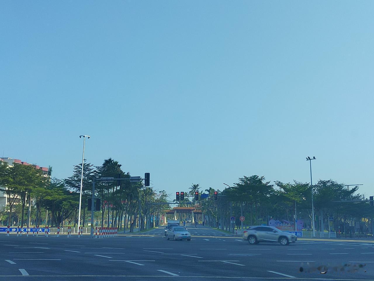 在湛江海滨大道荣基国际广场前面的红绿灯位置停等红绿灯🚥，如此C位，对面就是湛江