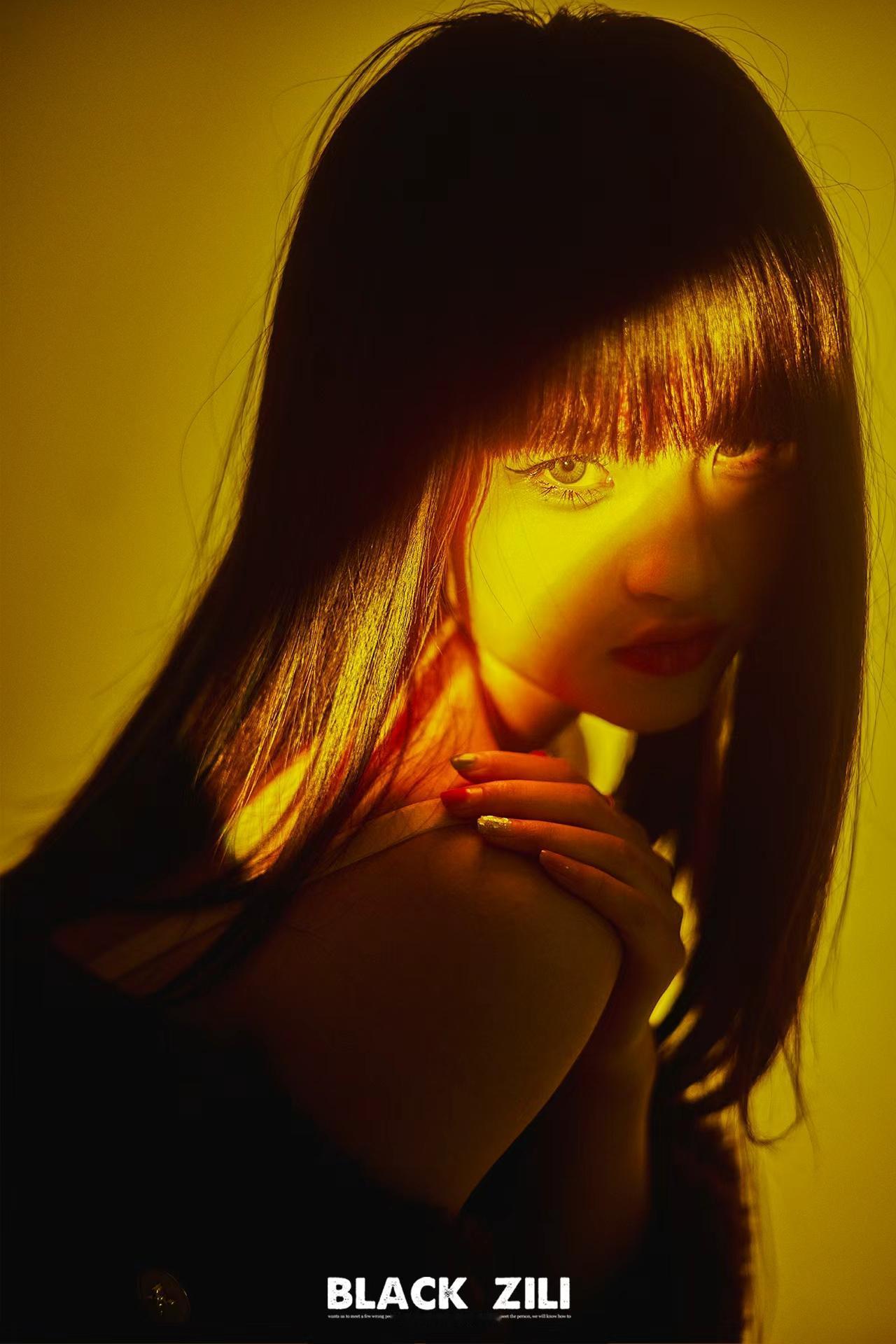 她的身姿优雅高贵，每一个动作都散发出性感的魅力。
《黄金时刻》|摄影师黑子黎
人