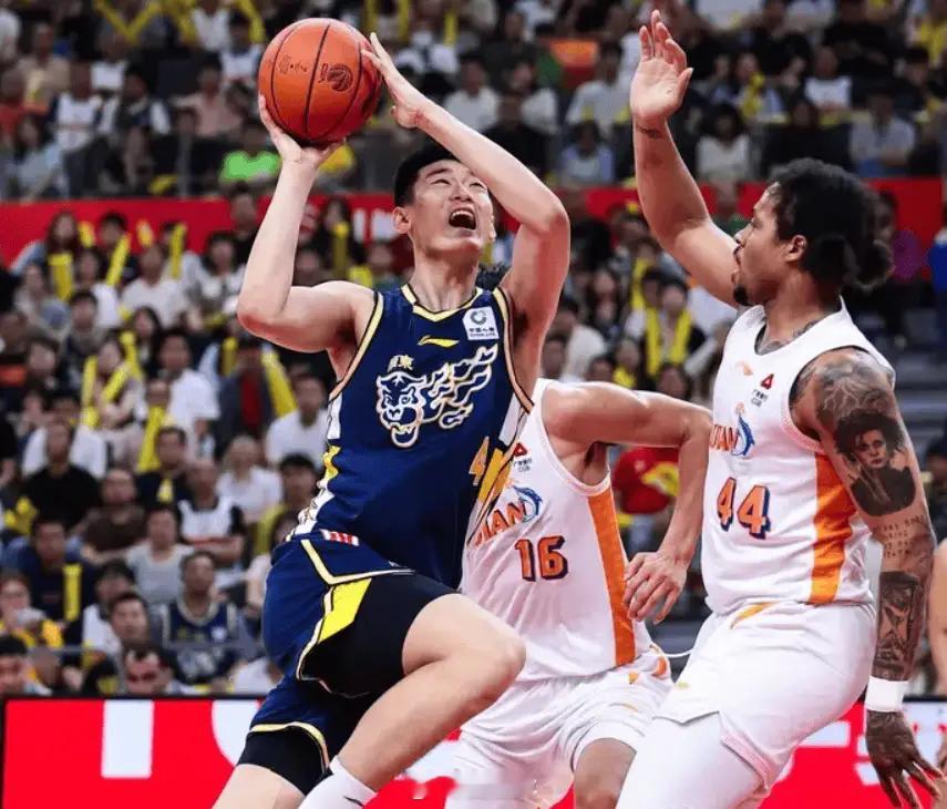 今天带我爸和我老婆去看粤ba 了，没看CBA，有没有好心人告诉我广东男篮发生什么