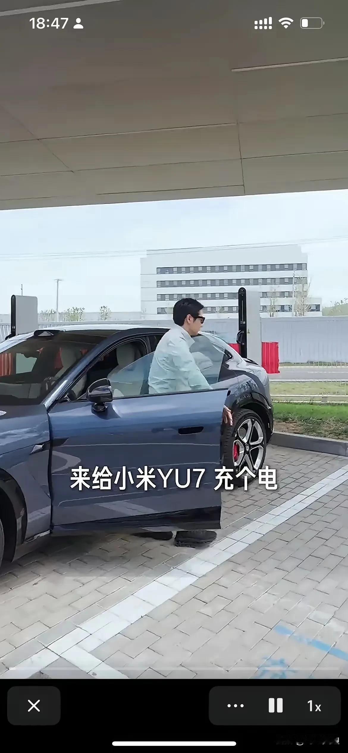 看到小米雷军亲自充电我忍不住心疼！他是一个万亿市值总裁，他每时每刻都在为车主着想