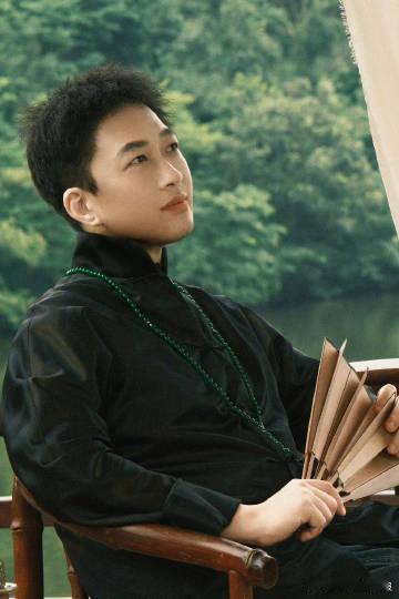 于正瘦成AI照的样子了 这减肥效果直接封神，我瑞思拜了！于正瘦了之后和AI照一模