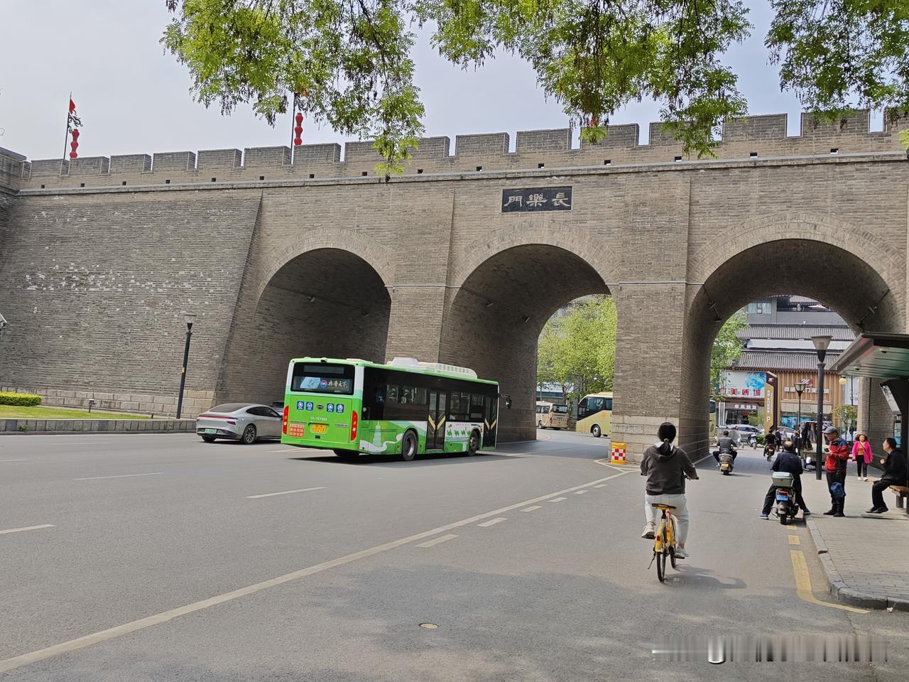 西安古城墙城门大全之一（由东门起，按顺时针方向）
长乐门（东门），建国门，和平门