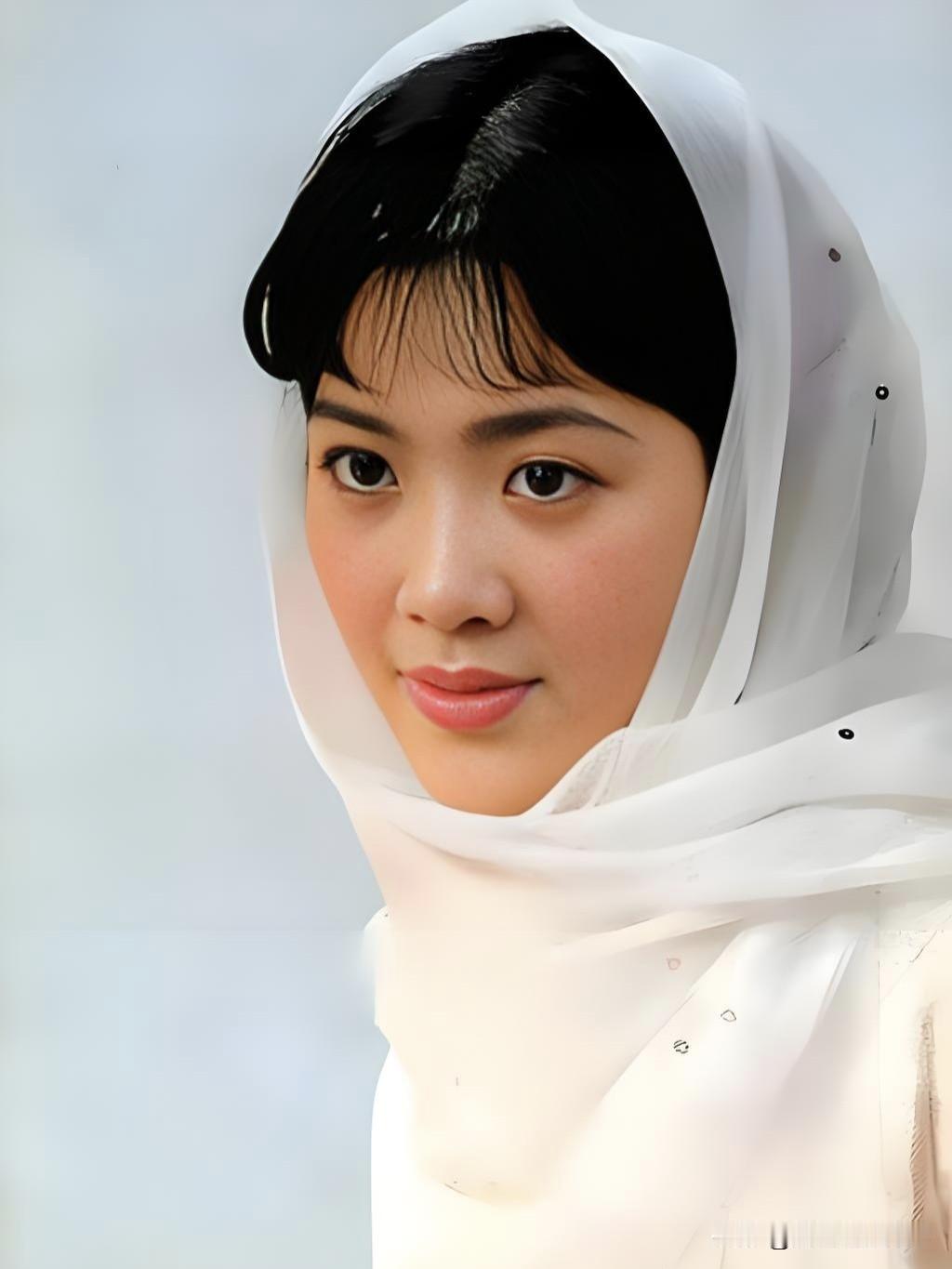龚雪，80年代银幕第一美人，温婉如玉，眼波流转间尽是东方柔情，一颦一笑惊艳了整个