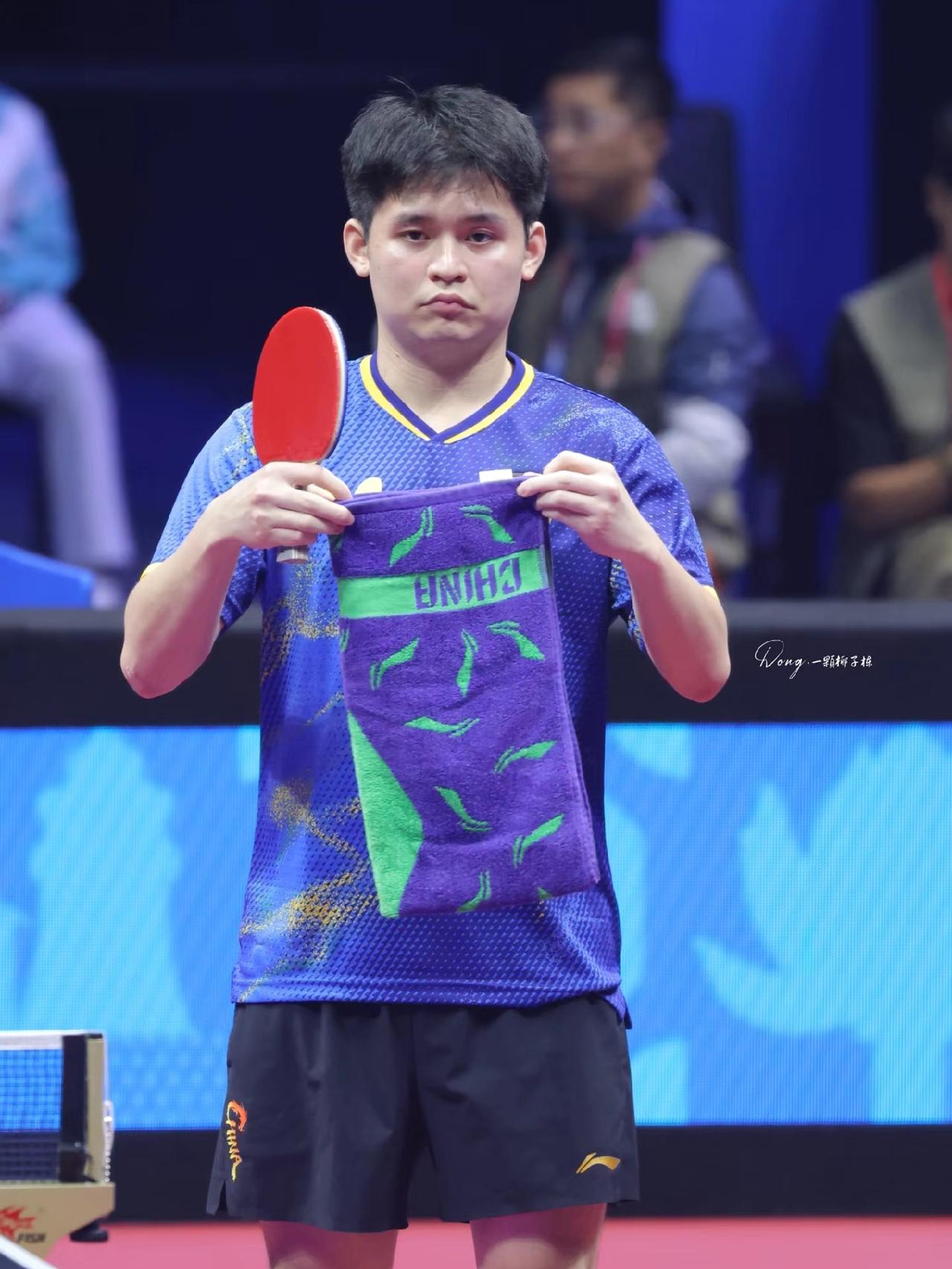 乒乓球躺在功劳簿上吃老本，是国乒如今最大的问题。男队依赖王楚钦独木难支，林诗栋等