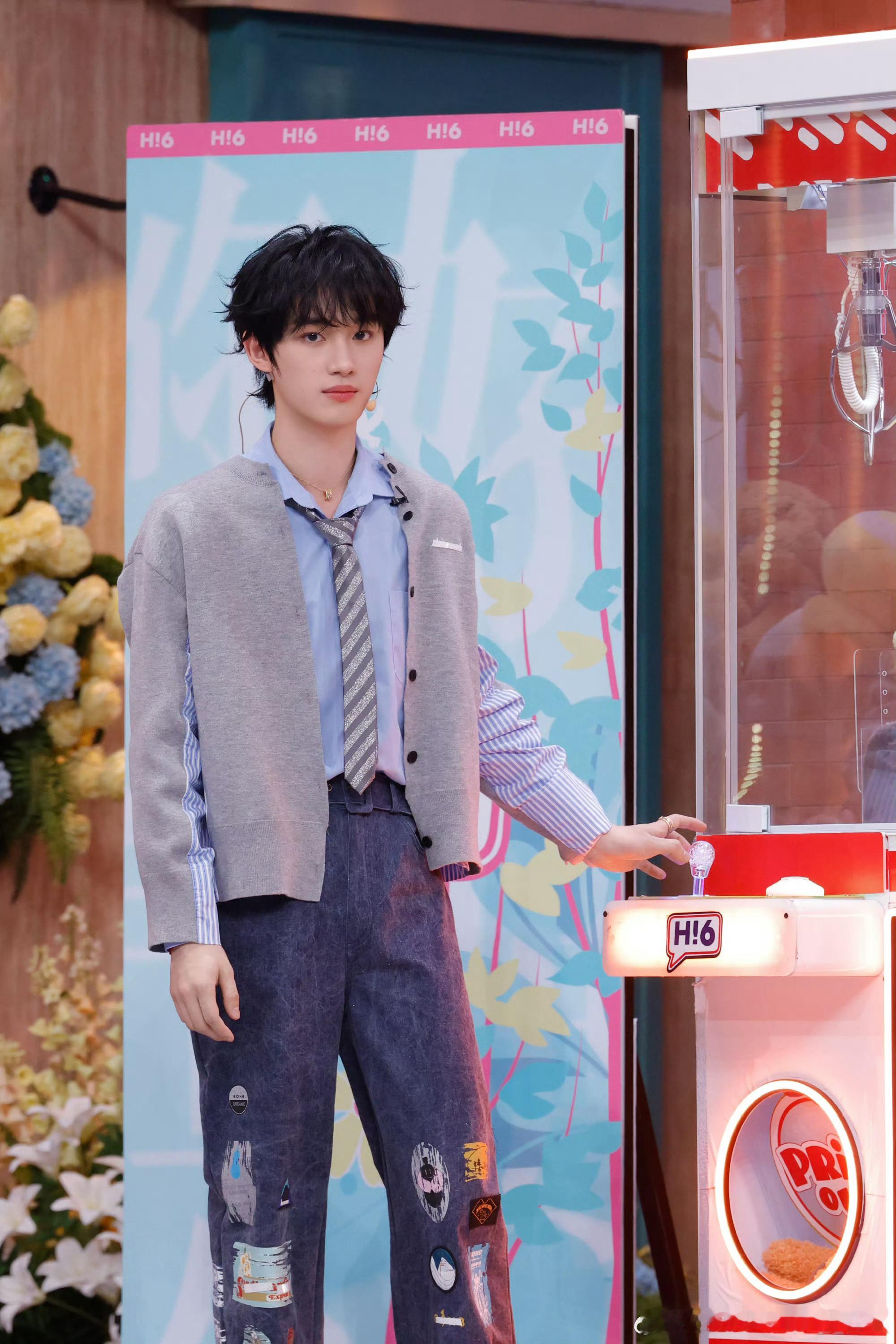 丁程鑫 美高学长丁程鑫美高学长造型封神！干净利落的美式穿搭，少年感与帅气并存，每