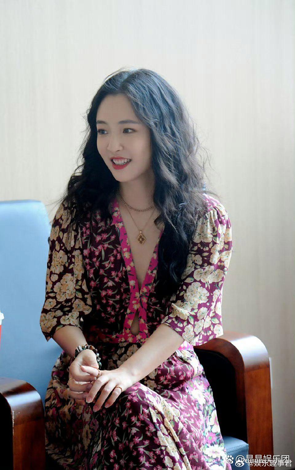 吴倩来华策影视学校讲课咯，波西米亚风的小裙子显得身材超好，看起来状态很不错呢！女