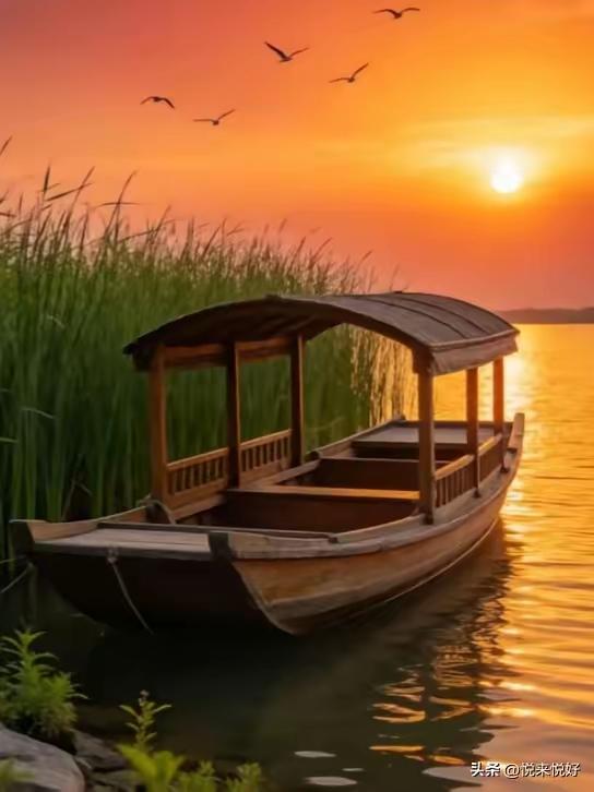 野渡无人舟自横
晚霞一抺醉黄昏
寒波不动风初定
五彩斑斓水染金。