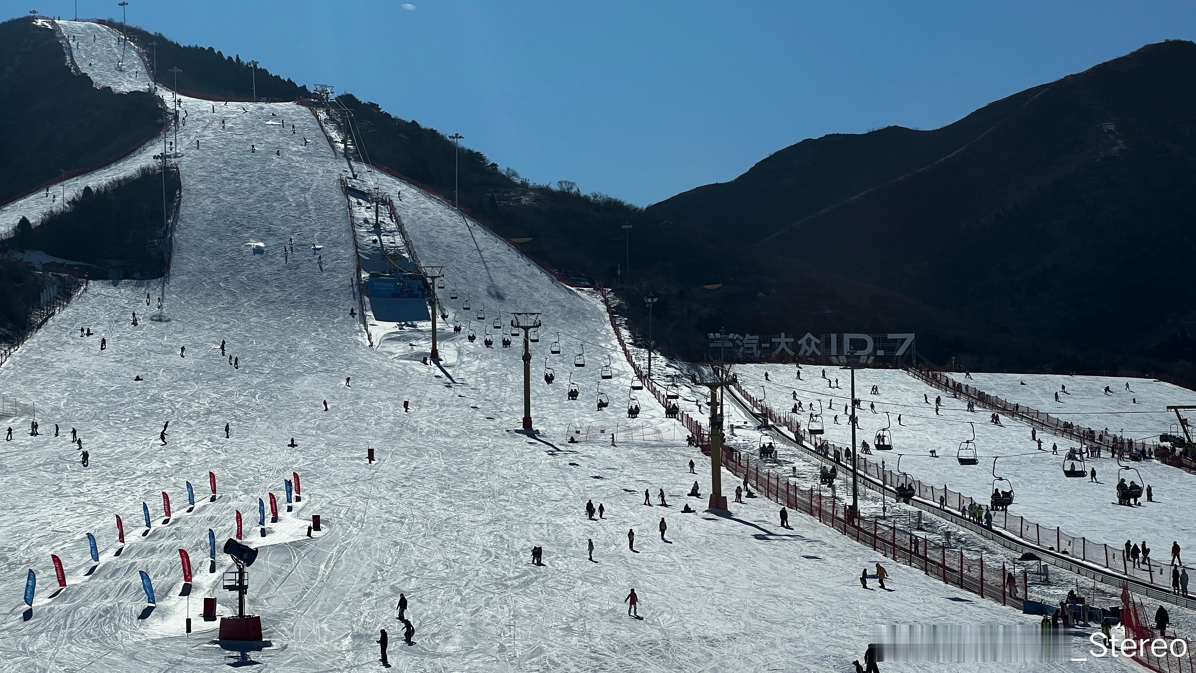 确实是滑雪的好天气但是工作日怎么也这么多人啊！原来大家都在享受生活[跪了][跪了