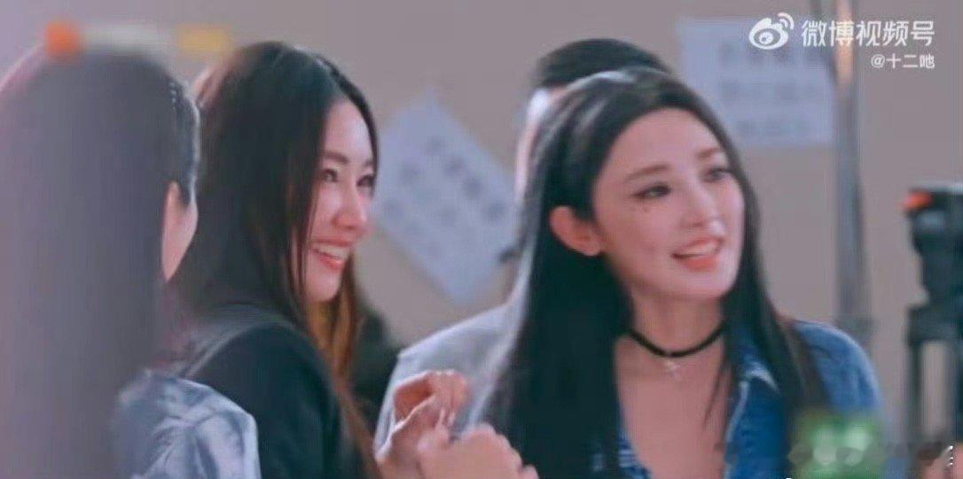 月亮姐姐喊了李艺彤立马转身哈哈女孩子的友谊真好啊！月亮姐姐一开口，李艺彤的世界都