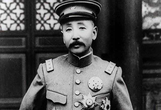 天黑后，张作霖回到家就脱衣上炕。可脚往被窝里一伸，竟蹬到一团软滑东西。张作霖点灯