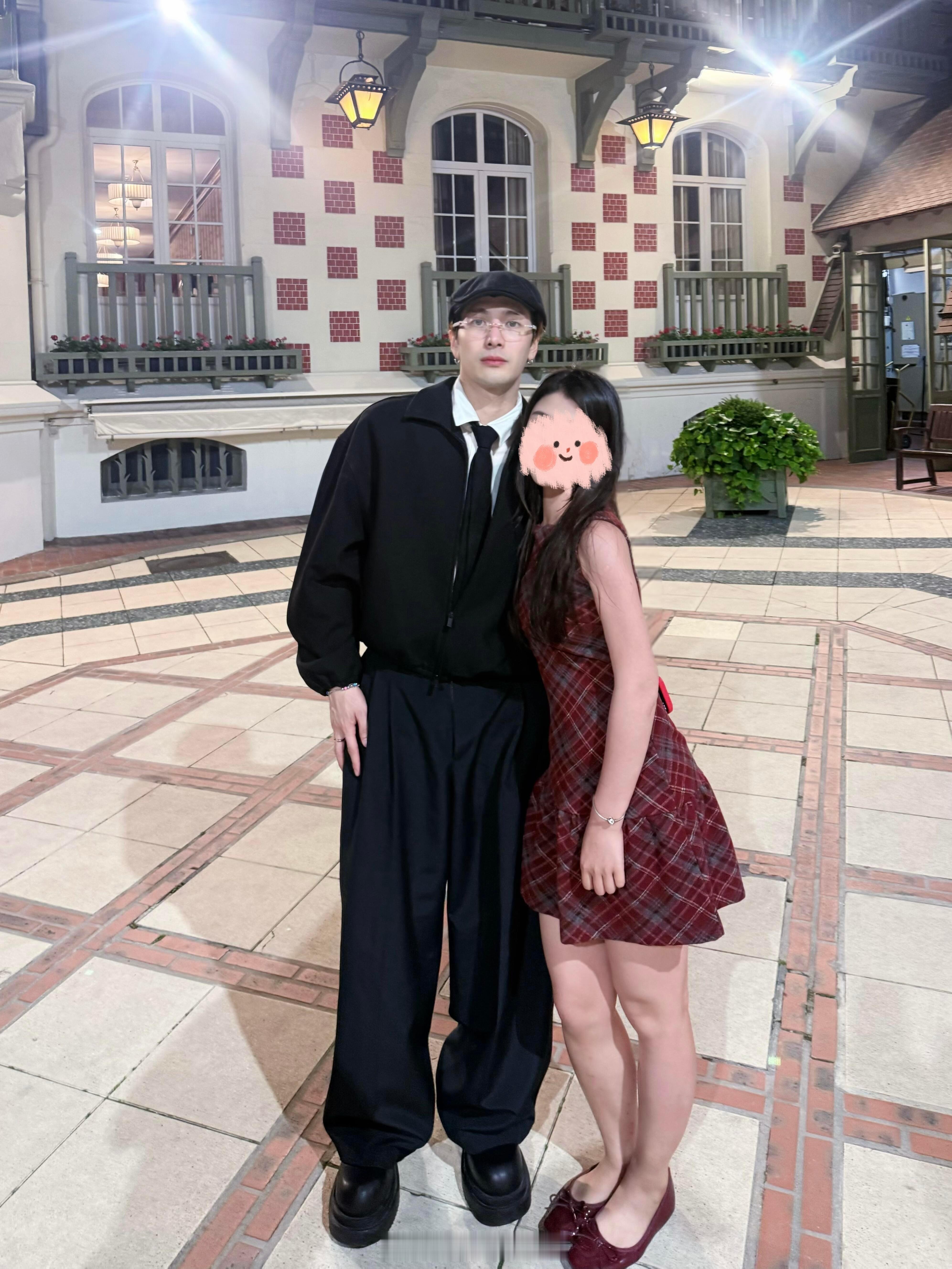 王嘉尔与何猷君婚礼嘉宾合照何猷君婚礼上的王嘉尔 何猷君婚礼上的王嘉尔，与嘉宾合照