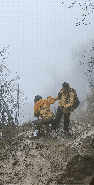苦中作乐，这样的天气登山，意义何在！不考虑后果吗！