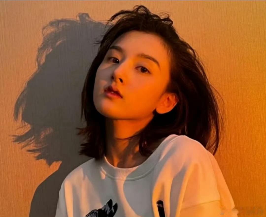 宋祖儿这张脸权威，任何造型都完美驾驭，短发看起来好港风宋祖儿剪短发