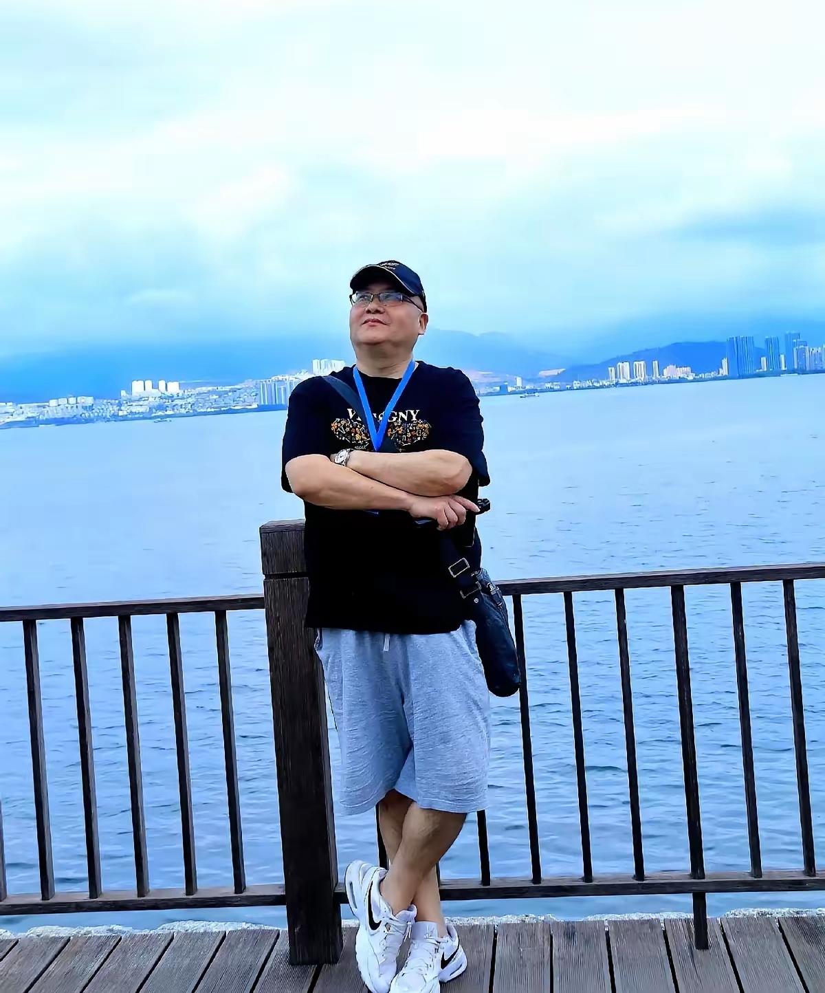 有些网友很无聊，在直播间还有评论区，直接追问我，

老王，很少看见你女儿在视频或