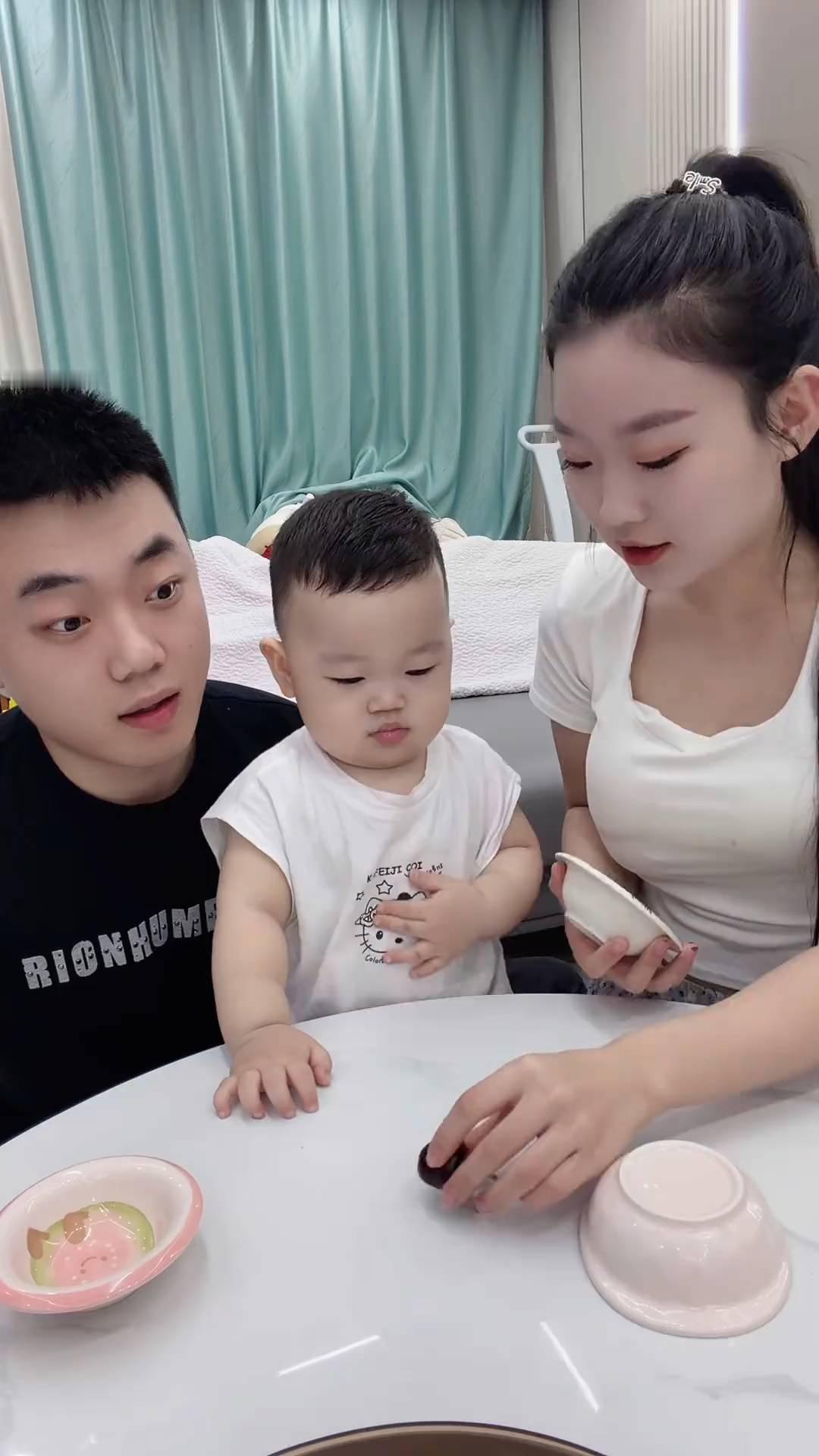 放这了，樱桃在哪个碗里？好棒，鼓掌。