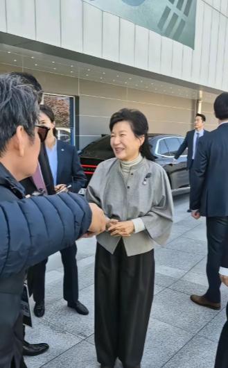 消息传来的第二天，朴槿惠还在保持沉默，想必她心里并不平静，那个曾经把她送进监狱的