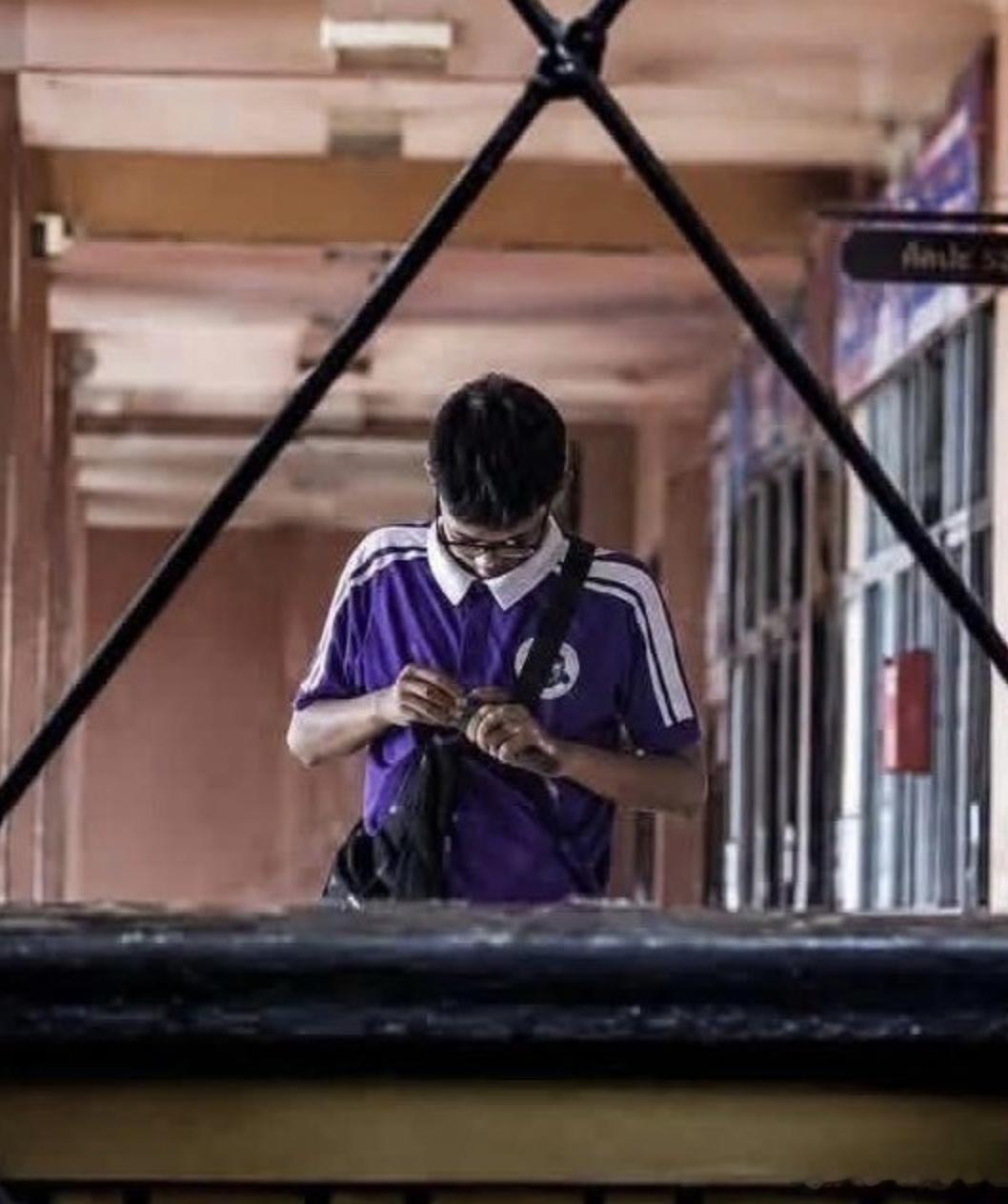 泰国初中生饮弹自尽前开了26枪 在泰国初中生都能搞到枪可太可怕了！ 