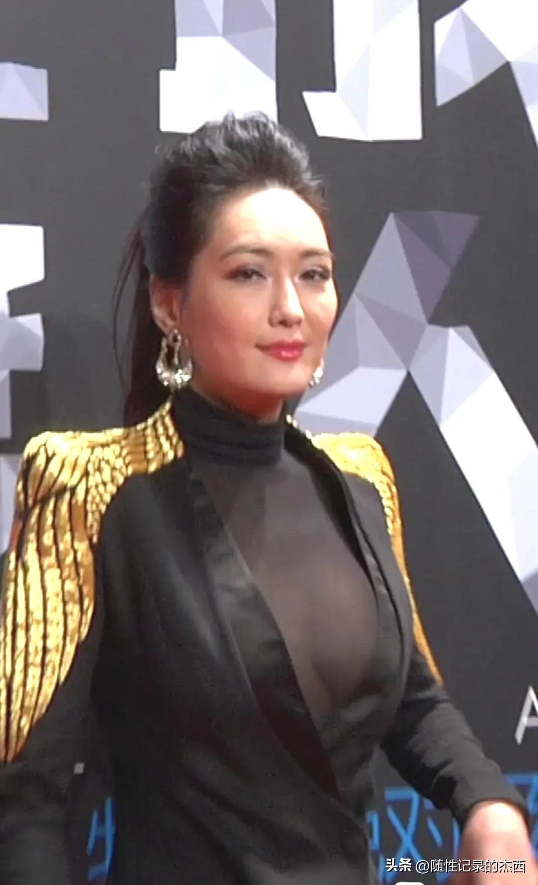 58岁的孟广美老了，脸上皱纹明显，也有法令纹，但她气质很不一样，比许晴还要有魅力