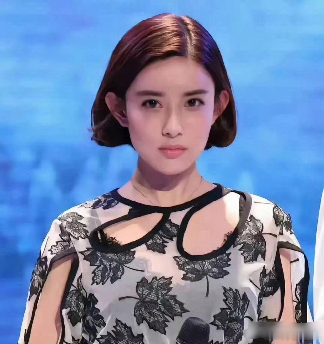 孟子义﻿刚出‎道就﻿⁠长这样﻿﻿，真没﻿整‎容啊，可‎为啥⁠那﻿么多人非说她整了