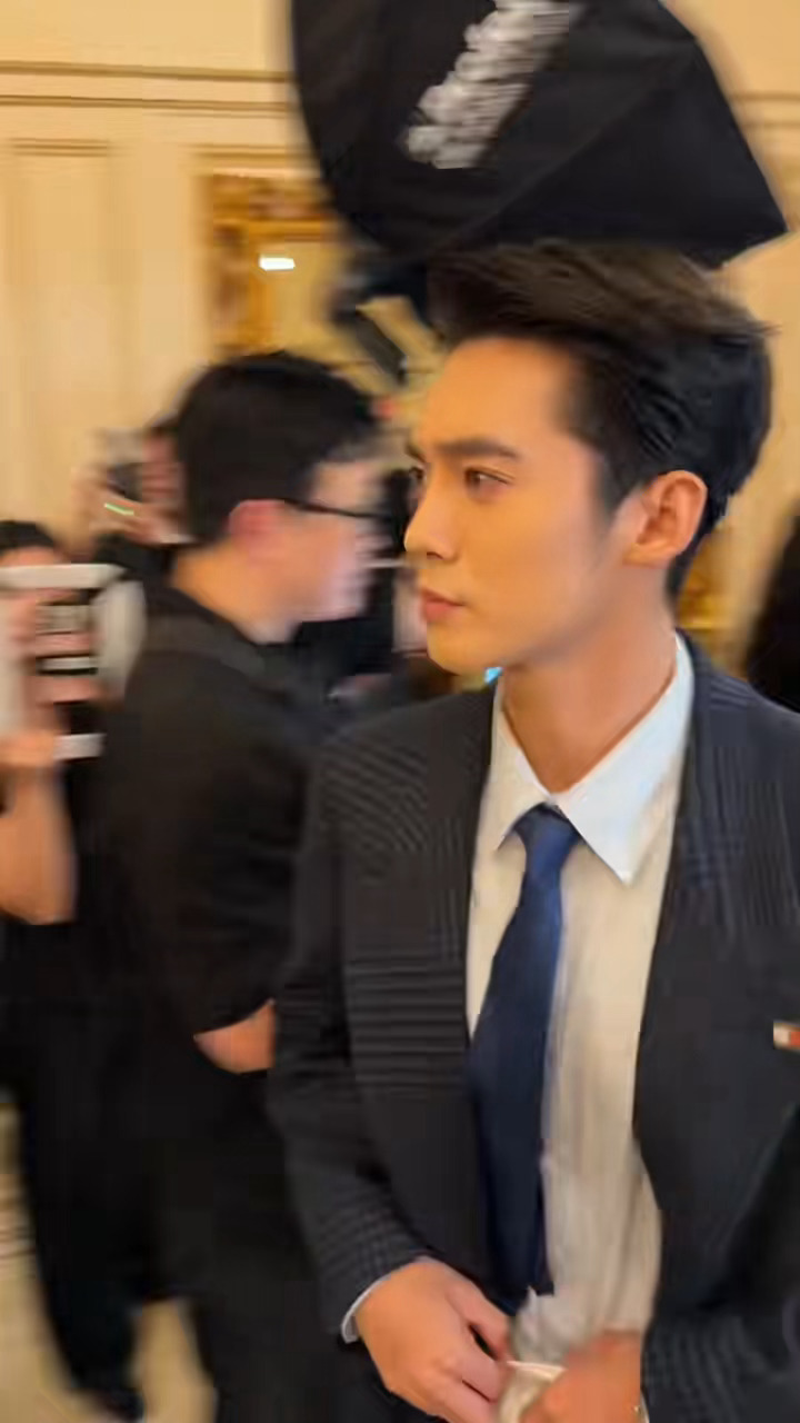 于适WWD拍出权力感再次震撼 神图就是一瞬间的事 ​​​