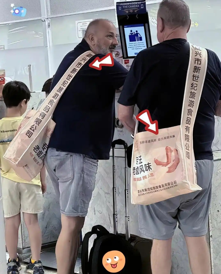这老外尴尬了，以后绝对不穿带英文字母的衣服，尤其是看不懂的英语字母，不然就像看到