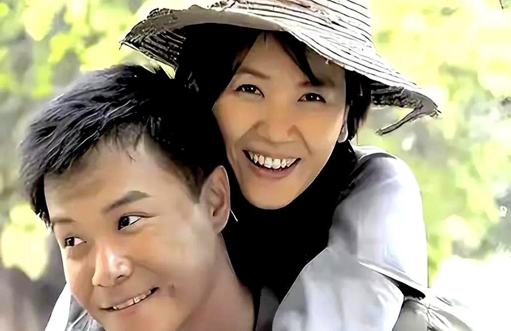 她带娃接送、管全家吃喝，他拍大片拿奖。
不是她没能力，是她选了灶台边的烟火。
