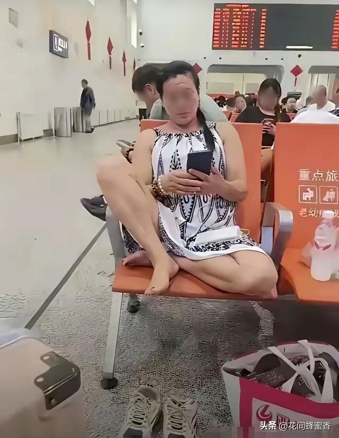 候车大厅一幕引热议！
舒服不能凌驾公共文明…！
 
候车大厅内，一位女士盘腿赤脚