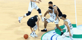 黄荣奇打反击被孙晨然扑倒，莫兰德曾繁日都有新闻跟进

孙晨然整个动作很业余，即便