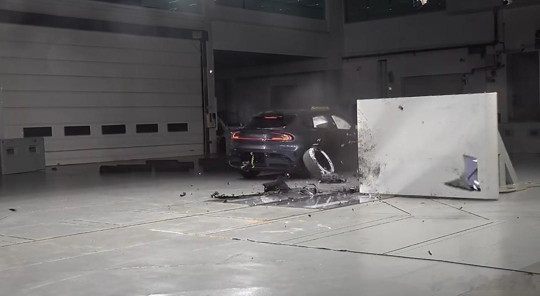 雷军回应丢轮保车大家伙儿别再误解丢轮保车了，这是成熟的安全智慧啊，最近网上嘲讽这