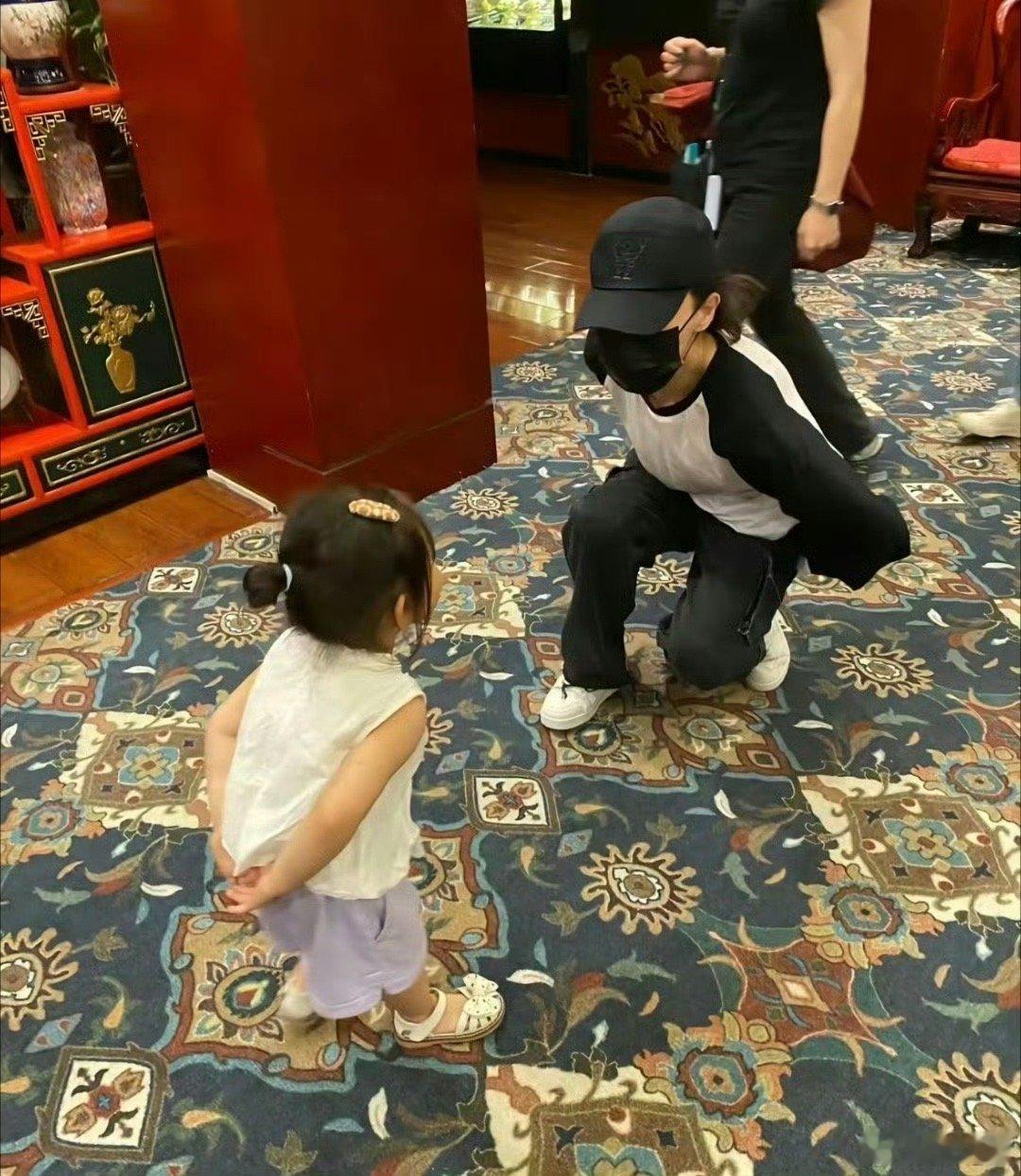 唐嫣带父母给女儿过生日大家说猜唐嫣的女儿长得随谁我说像爸爸 