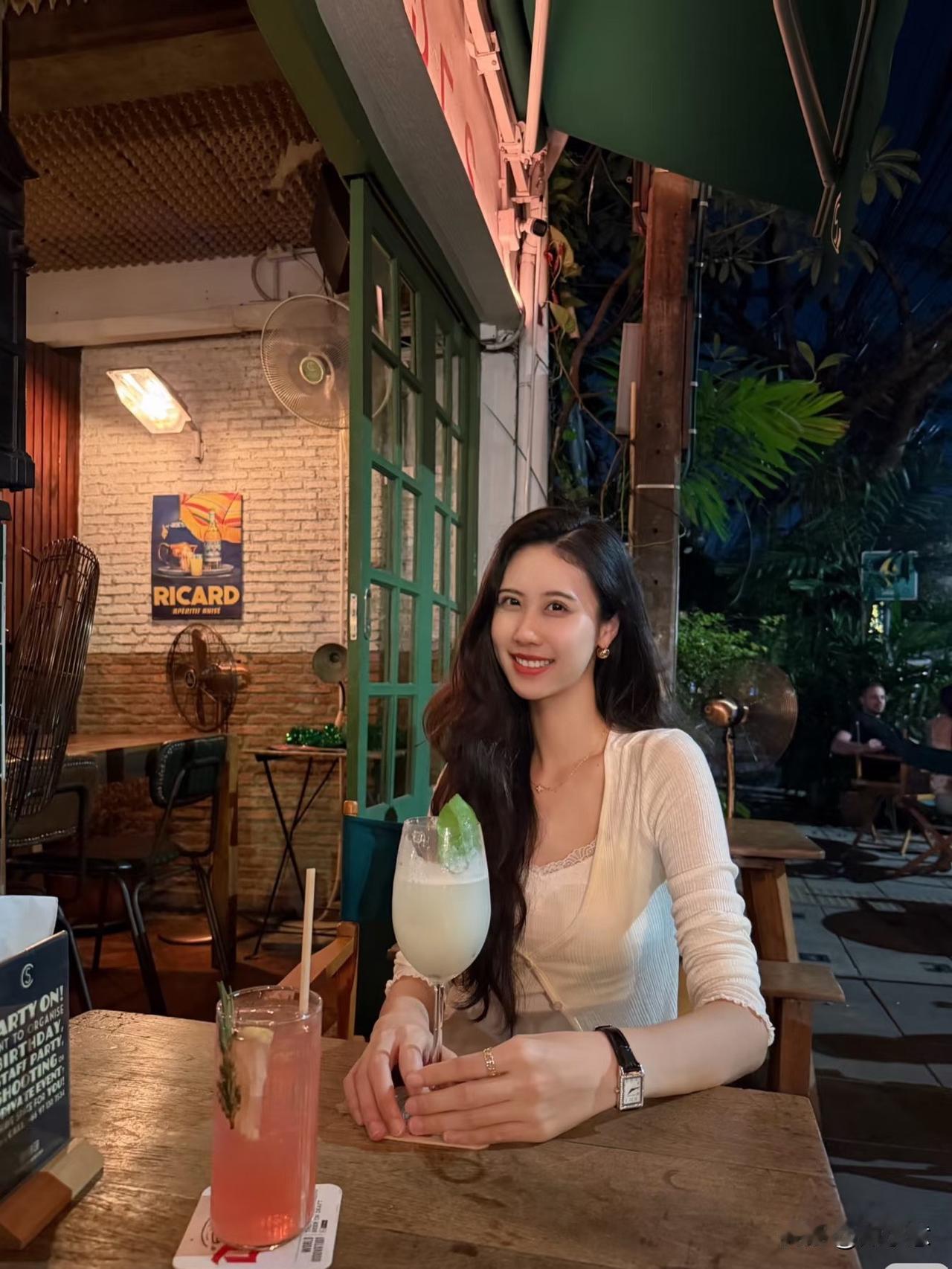 曼谷时间00:00
看完烟花秀逛完朱拉隆功夜市
摩托飞fafa回到酒店楼下
我：