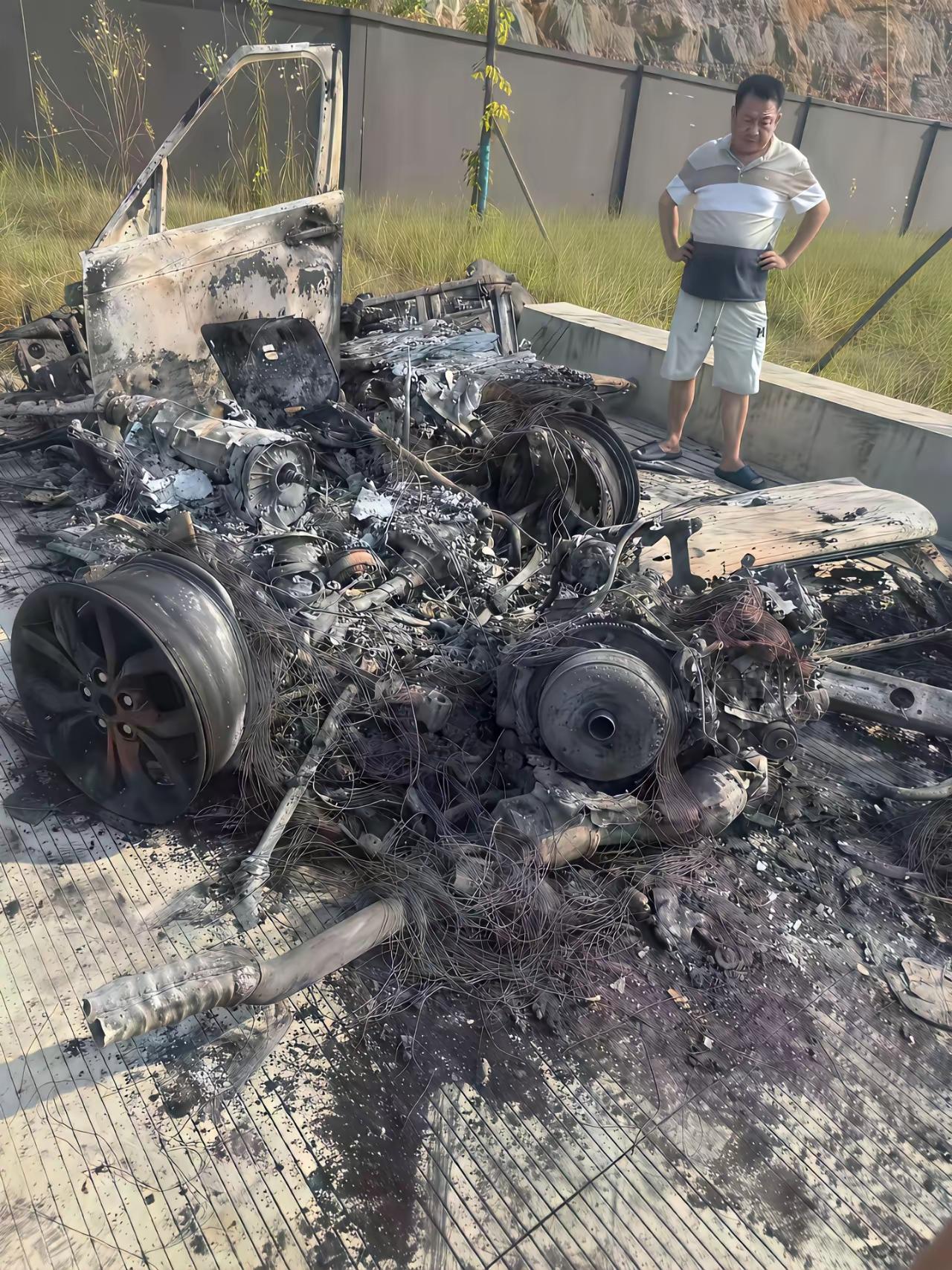 我敢打赌！车子烧成这样，还能通过废渣把这车认出来的人，绝对是大神。
说说看，这是