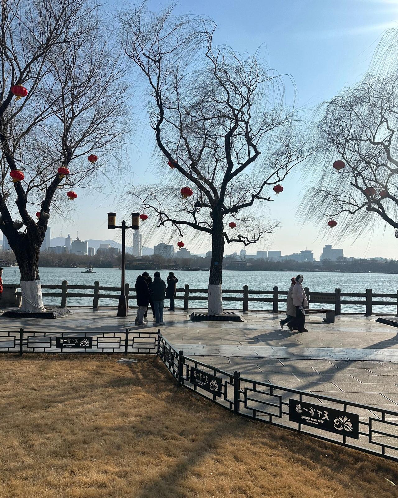 人到中年，站桩是我给自己最体面的“退休”

年轻时，我们把灵魂典当给碎银几两。到