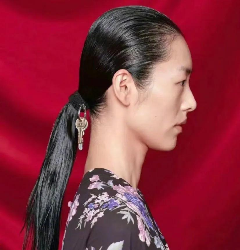 有钱人的世界让人难以理解，看看巴黎世家推出的新款发带，价格高达4000元。可问题