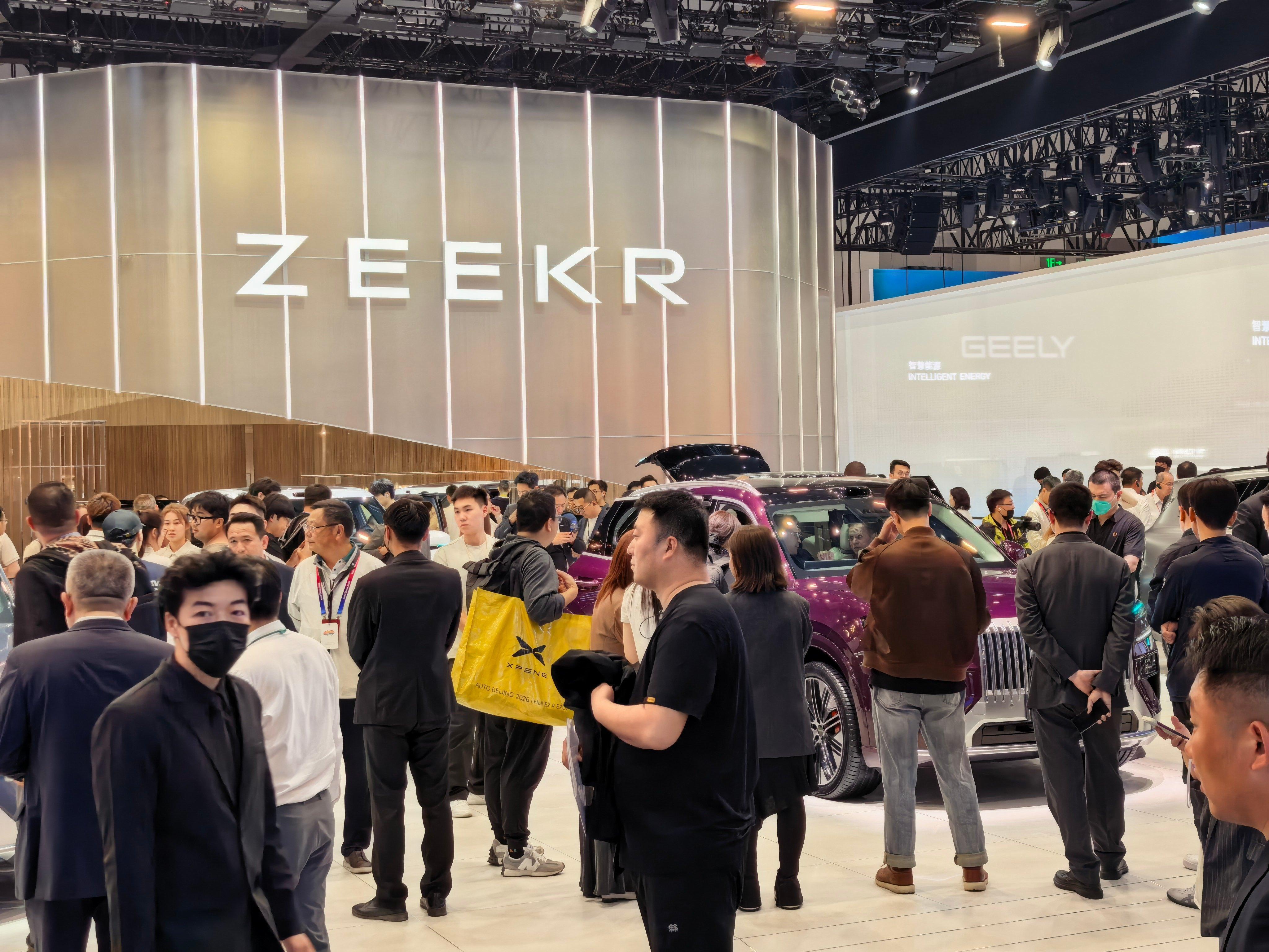 在北京车展路过极氪8X展台，这里的人多到我以为是上午来的展区参观的黄晓明或是朗朗