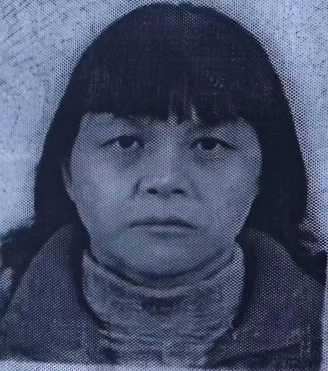梅姨2010年登记照片首次曝光梅姨旧照首次曝光后，全网掀起辨认热潮。不少网友分享