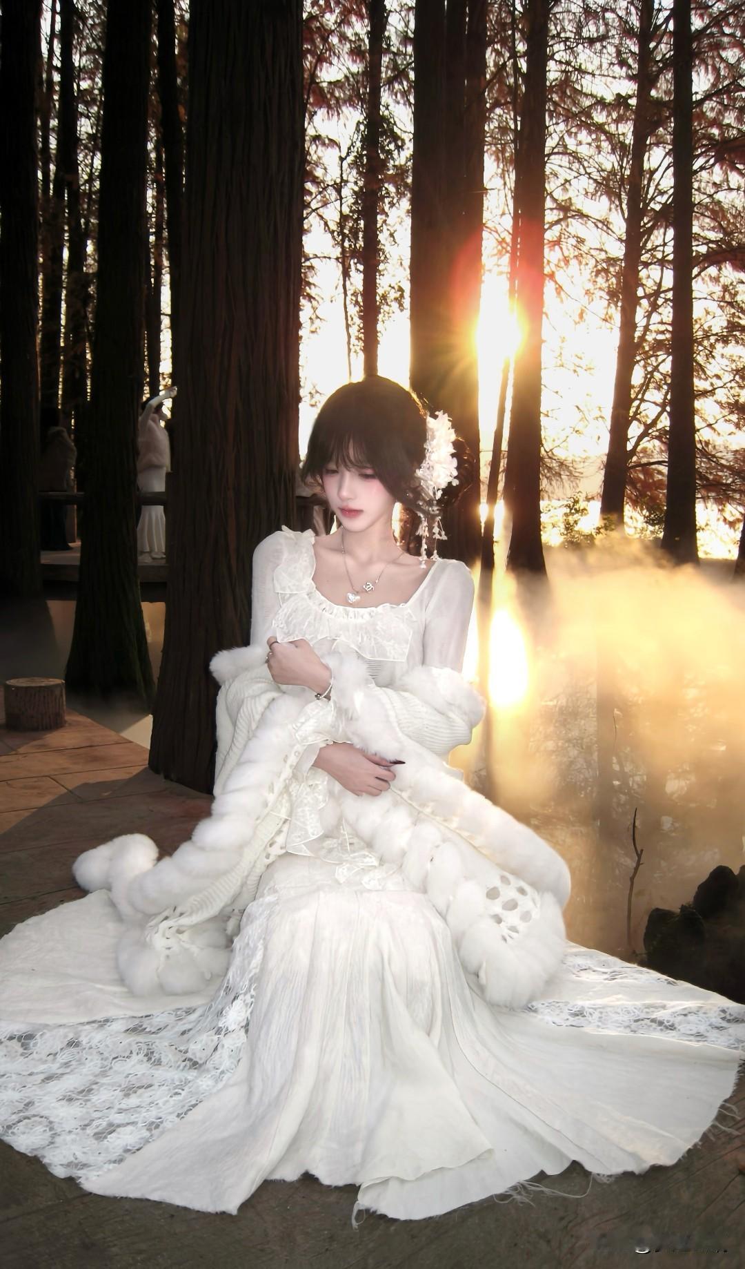 梦幻森林中的童话公主，白色蕾丝裙摆随风飘扬，阳光洒落，宛如仙境。