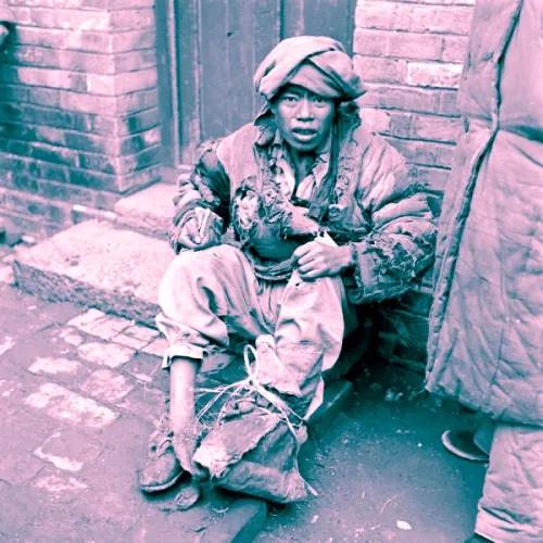 战争时期，国军士兵兄弟非常可怜！看这些照片上，国军士兵衣衫褴褛像个叫花子似的！
