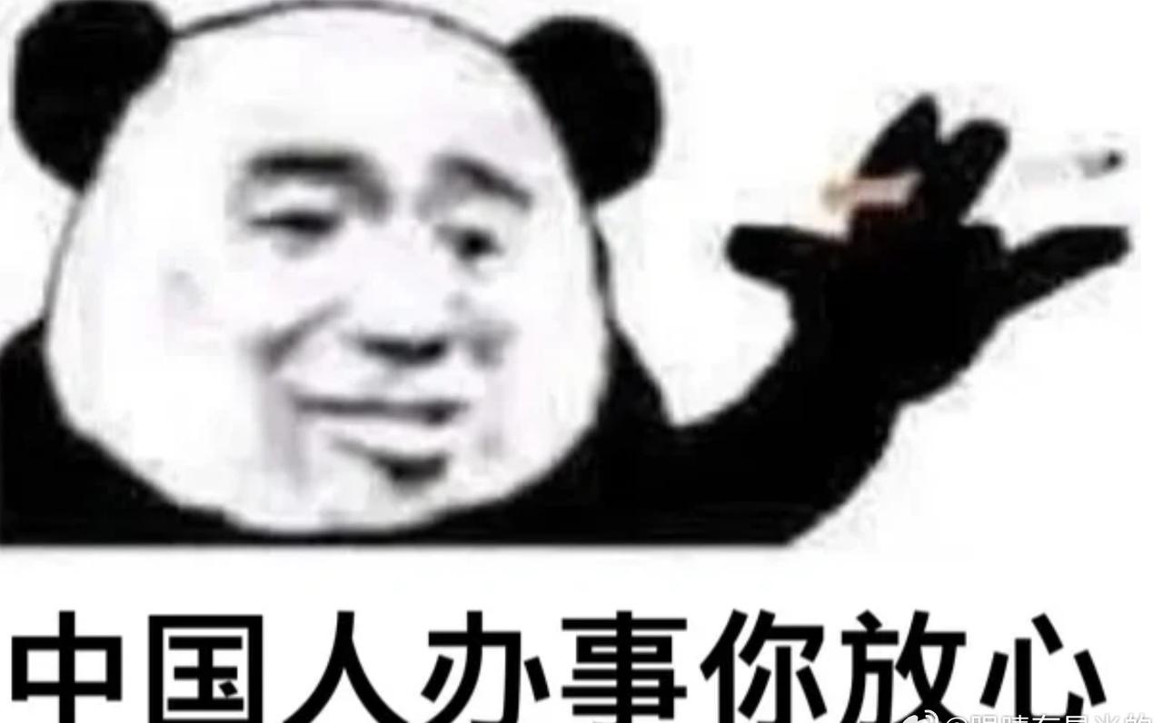 当暖风从机器中徐徐送出，老人的笑容比阳光还灿烂。这份温暖不仅烘干了衣物，更温暖了