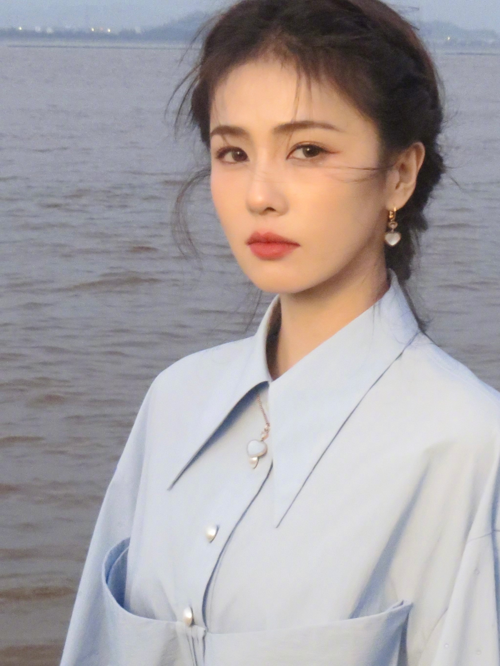 白鹿  衬衫装扮，简洁大方，线条流畅，清新自然#白鹿新年首个18宫格# ​​​