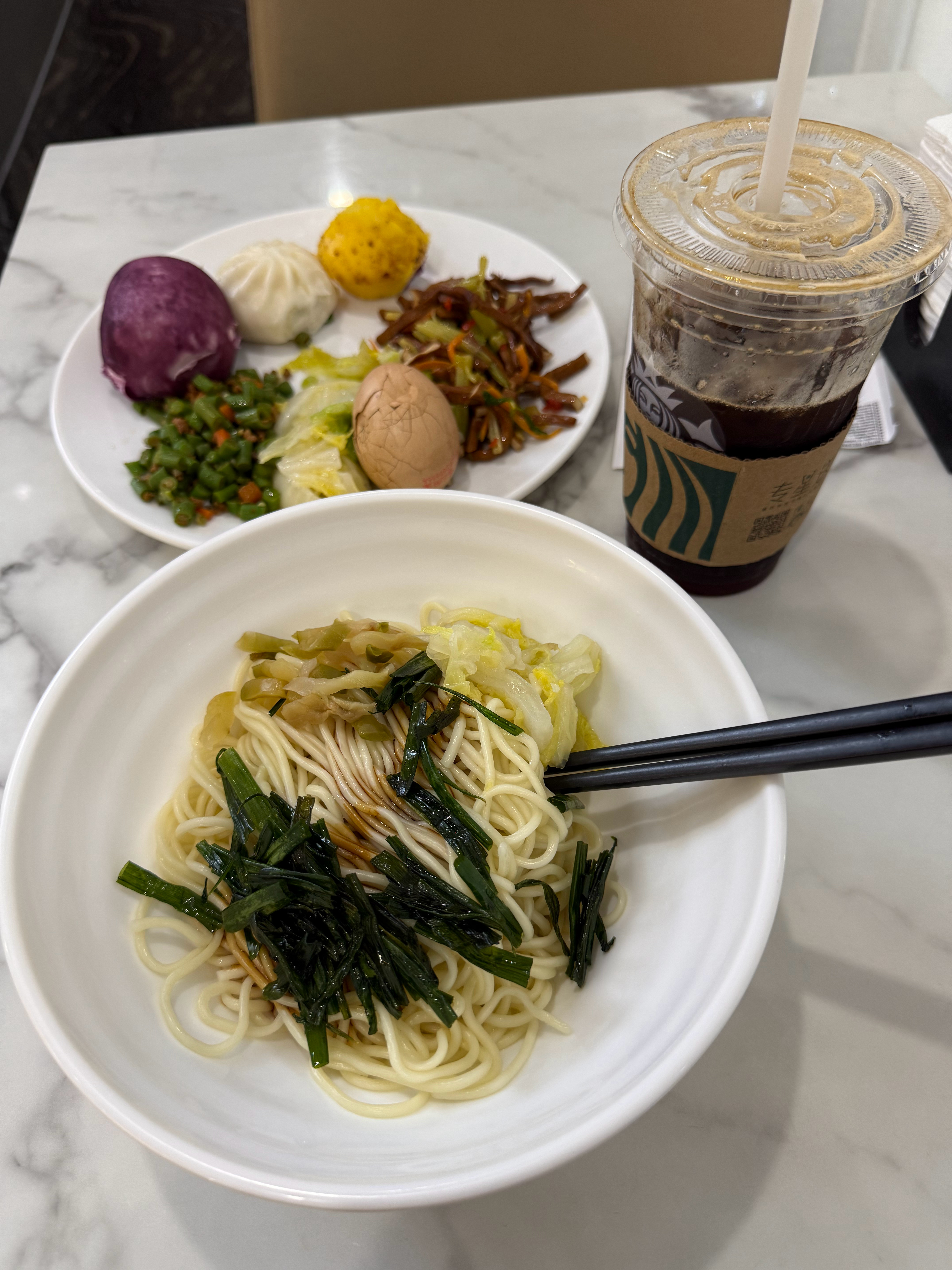 嗯 在成都的休息室 不辣的面 只有葱油拌面