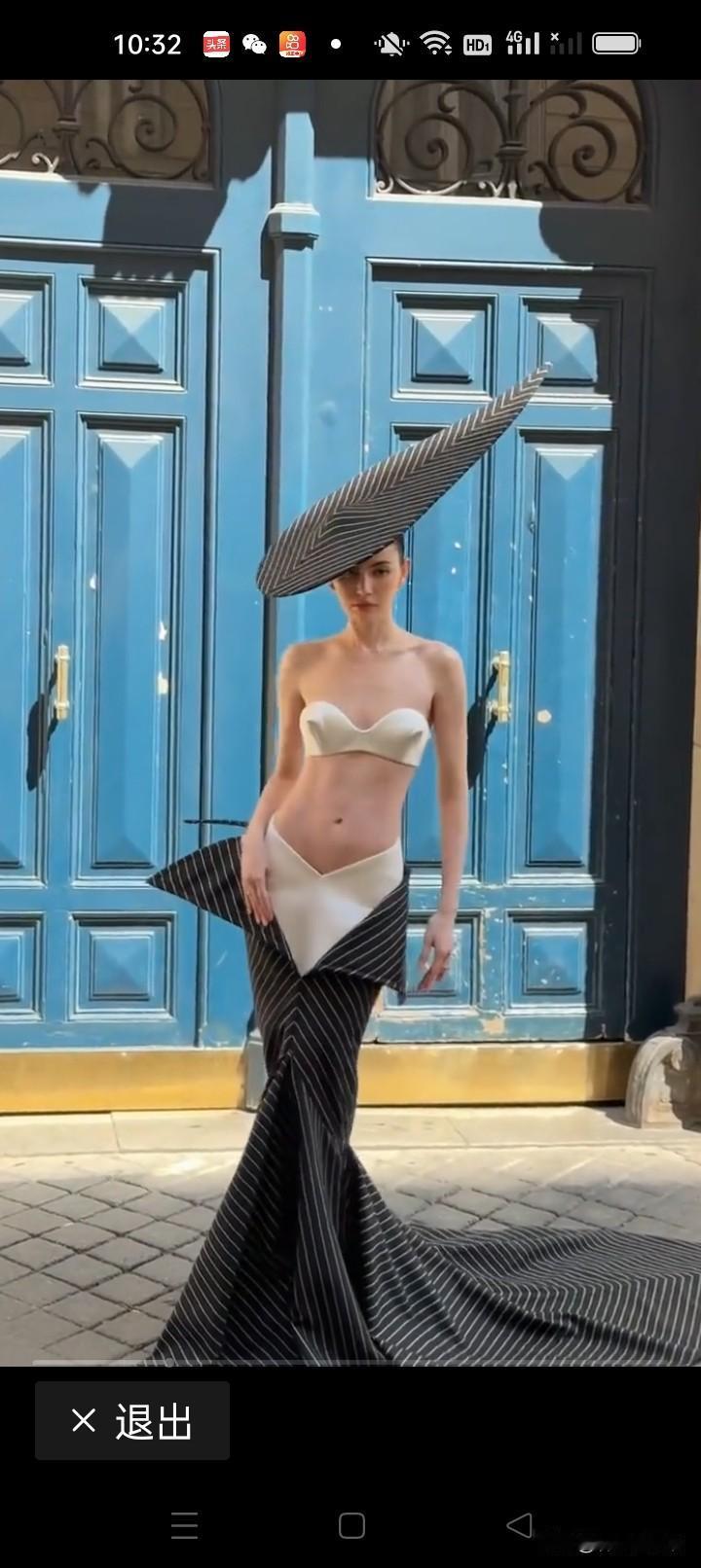 这穿搭我可真好奇！那裙子要是掉下来咋办？